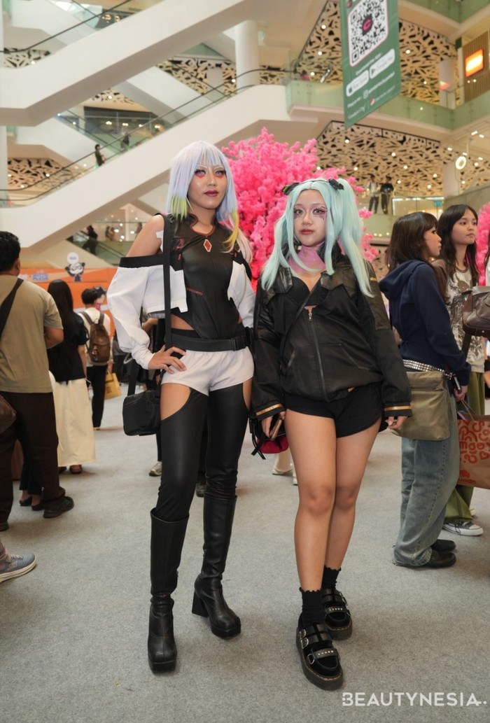 Dua cosplayer kawaii ini mengikuti gaya&nbsp;Lucy&nbsp;dan&nbsp;Rebecca dari series Cyberpunk: Edgerunners. Keduanya tampil&nbsp;berani, futuristik, dan edgy dengan outfit tersebut.