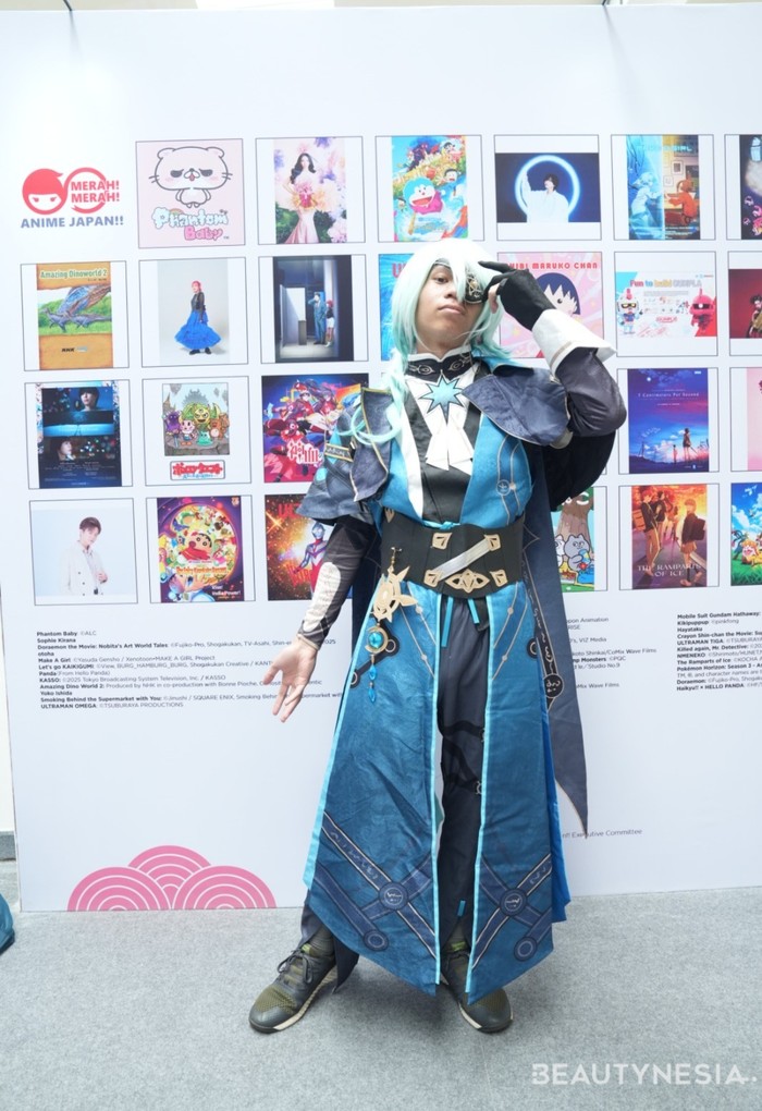 Tampil unik, cosplayer yang datang ke MMAJ Jakarta 2026 ini mengikuti gaya Alhaitham. Kostum ini mengadopsi potongan asimetris dengan dominasi warna biru, hitam, dan detail emas yang memberikan kesan mewah.