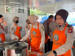 Dapur Polda Metro Bagikan Makanan ke Korban Kebakaran Kemayoran