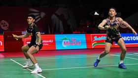 Pebulu tangkis ganda putra Indonesia Fajar Alfian (kanan) dan Muhammad Shohibul Fikri (kiri) mengembalikan kok ke arah ganda putra China Chen Bo Yang dan Liu Yi pada babak 32 besar Polytron Indonesia Open 2026 di Istora Senayan, Jakarta, Rabu (3/6/20