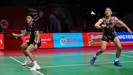 Pebulu tangkis ganda putra Indonesia Fajar Alfian (kanan) dan Muhammad Shohibul Fikri (kiri) mengembalikan kok ke arah ganda putra China Chen Bo Yang dan Liu Yi pada babak 32 besar Polytron Indonesia Open 2026 di Istora Senayan, Jakarta, Rabu (3/6/20