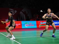 Pebulu tangkis ganda putra Indonesia Fajar Alfian (kanan) dan Muhammad Shohibul Fikri (kiri) mengembalikan kok ke arah ganda putra China Chen Bo Yang dan Liu Yi pada babak 32 besar Polytron Indonesia Open 2026 di Istora Senayan, Jakarta, Rabu (3/6/20