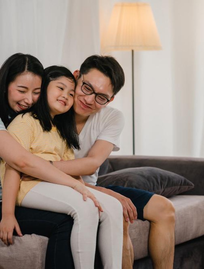 Orang tua ber-EQ tinggi tahu kapan dirinya harus meminta maaf pada anaknya. Mereka mengakui kesalahan apa pun, bertanggung jawab atasnya, dan menjalin kembali hubungan dengan anak.