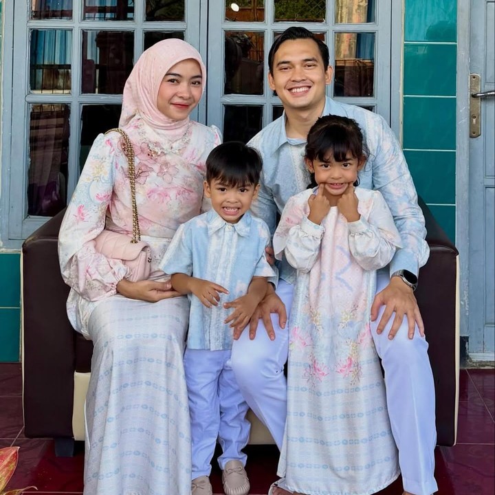 <p>Aktor Ikbal Fauzi resmi menikah dengan Novia Giana Nurjanah pada 21 Maret 2021. Istri Ikbal, Novia, diketahui berprofesi sebagai dokter, Bunda. Ikbal dan istri sendiri telah dikaruniai dua anak dari pernikahan mereka, yakni Latisya Humaira Firdaus dan Muhammad Kaivaro Firdaus. (Foto: Instagram @ikbalfauzi_)</p>
