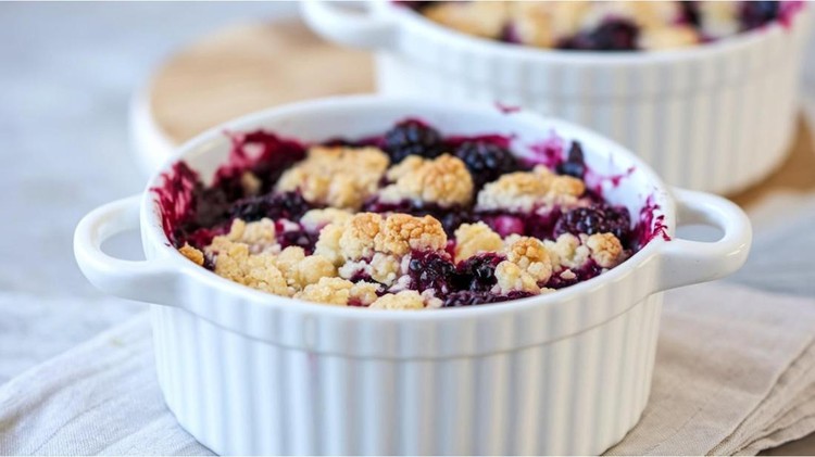 Ilustrasi berry cookie cobbler