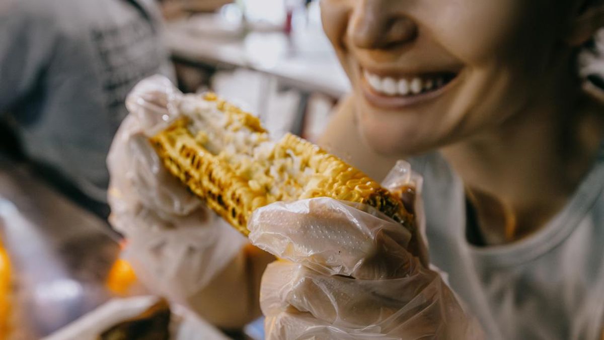 Makan Pakai Sarung Tangan Plastik Tak Selalu Lebih Sehat, Ini Faktanya