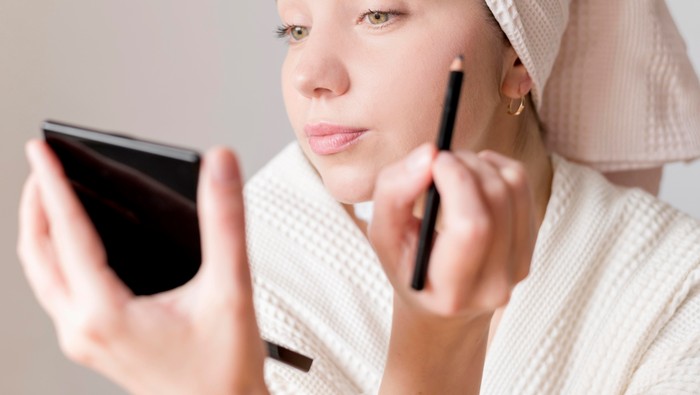 Beberapa tips aman memakai makeup untuk olahraga, di antaranya dengan memilih produk makeup yang ringan dan non-comedogenic. Misalnya, tinted sunscreen, concealer tipis di area tertentu, brow gel untuk alis, dan lip tint ringan.