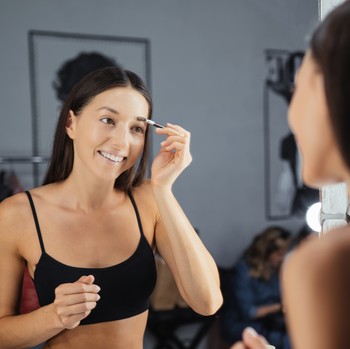 Bolehkah Memakai Makeup saat Olahraga? Kenali Efeknya pada Kulit!