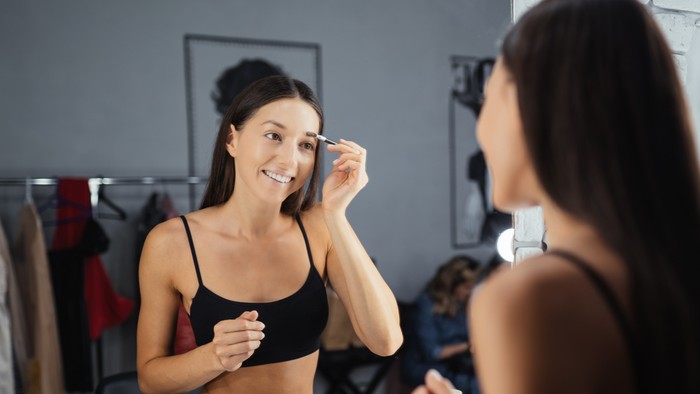Bolehkah Memakai Makeup saat Olahraga? Kenali Efeknya pada Kulit!