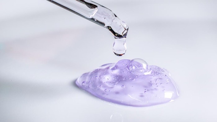 Melakukan eksfoliasi dengan produk berbahan acid. Misalnya lactic acid.