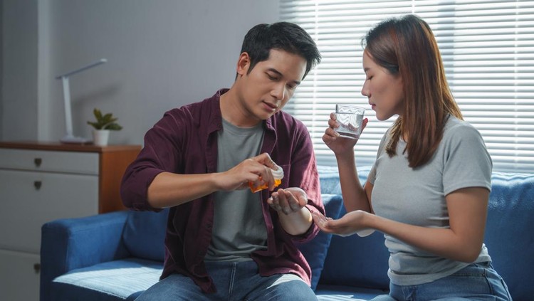 Ilustrasi Suami Istri dan Vitamin