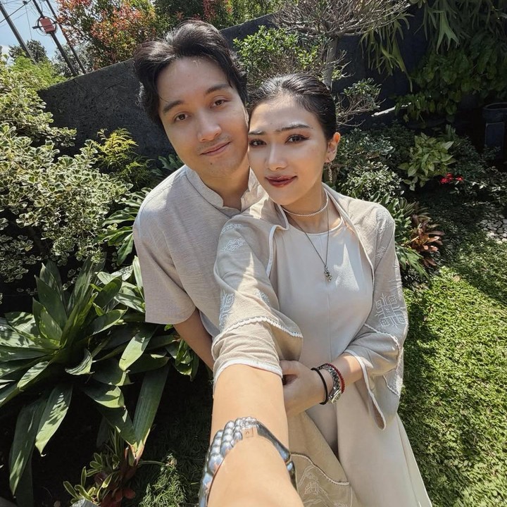 <p>Penyanyi Isyana Sarasvati resmi menikah dengan Rayhan Maditra pada 2 Februari 2020. Suami Isyana diketahui berprofesi sebagai dokter spesialis psikiatri, Bunda. Selain menggeluti bidang medis, Rayhan juga cukup aktif di dunia tarik suara. Pada awal tahun 2025 lalu, Rayhan merilis lagu berjudul <em>Angkasa</em>, dengan nama panggung Mako. (Foto: Instagram @isyanasarasvati)</p>