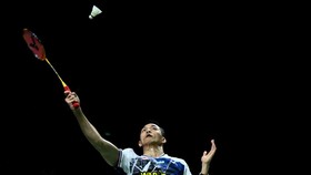 Pebulu tangkis tunggal putra Indonesia Jonatan Christie berusaha mengembalikan kok ke arah tunggal putra Singapura Jia Heng Jason Teh pada babak 32 besar  Polytron Indonesia Open 2026 di Istora Senayan, Jakarta, Selasa (2/6/2026). Jonatan Christie me