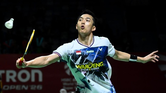 Pebulu tangkis tunggal putra Indonesia Jonatan Christie berusaha mengembalikan kok ke arah tunggal putra Singapura Jia Heng Jason Teh pada babak 32 besar  Polytron Indonesia Open 2026 di Istora Senayan, Jakarta, Selasa (2/6/2026). Jonatan Christie me
