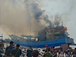 KM Usaha 3 Terbakar di Pelabuhan Jongor Tegal