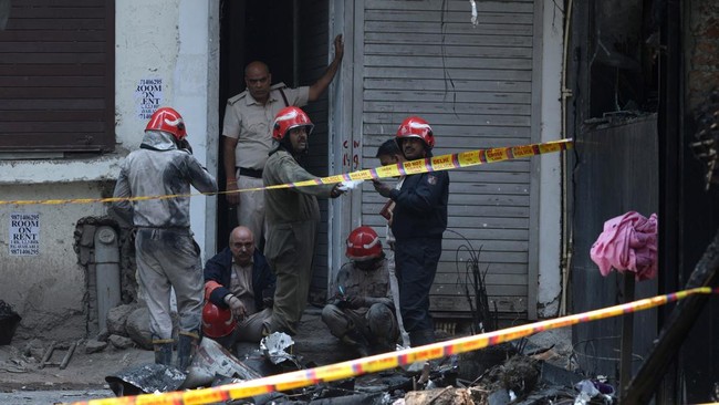 Firefighters work at the site after a fire at a hotel in New Delhi, India, June 3, 2026. REUTERS/Adnan Abidi