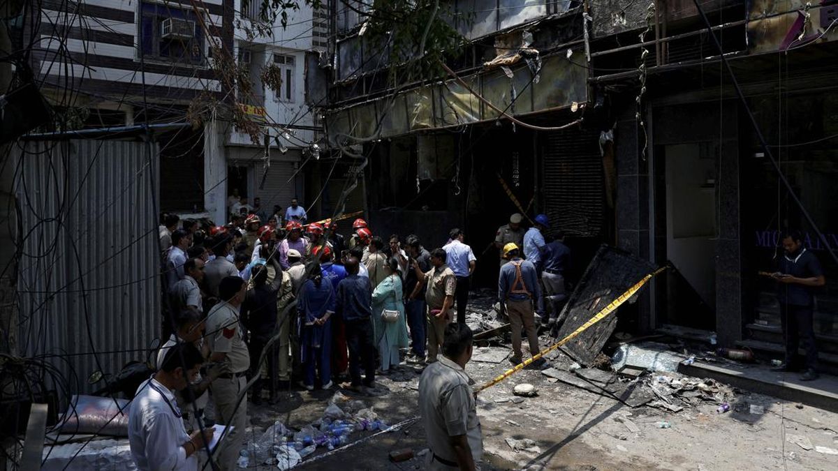 FOTO: Kebakaran Hotel di India Tewaskan 21 Orang