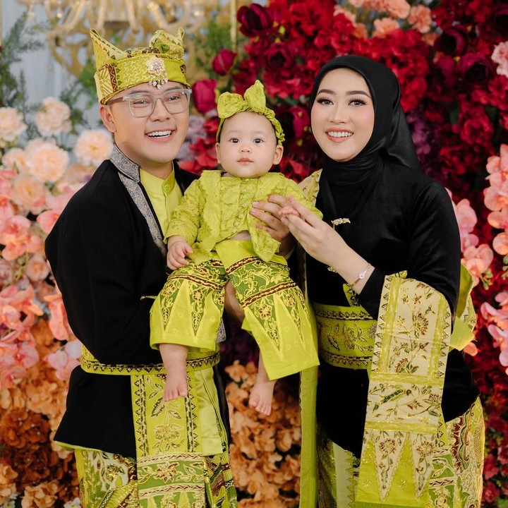 <p>Penyanyi dangdut Danang DA memiliki istri bernama Hemas Nura, yang befprofesi sebagai dokter spesialis saraf. Danang menikah dengan Hemas pada 12 Desember 2021, dan telah dikaruniai seorang anak yang diberi nama Diarta Maiza Pramasvara. Rumah tangga Danang dan Hemas dikenal harmonis. Keduanya bahkan saling mendukung karier masing-masing. (Foto: Instagram @danang_official91)</p>