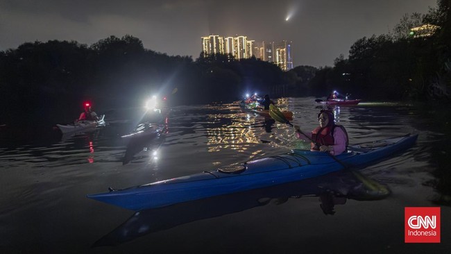 Mendayung Kayak di Hutan Mangrove Taman Wisata Alam Angke Kapuk