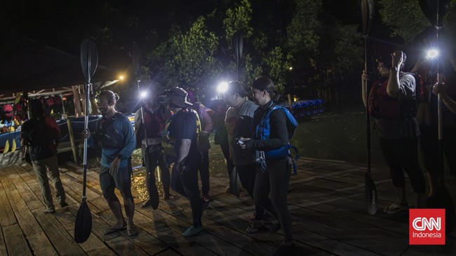 Mendayung Kayak di Hutan Mangrove Taman Wisata Alam Angke Kapuk