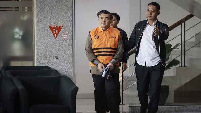 Wakil Menteri Imigrasi dan Pemasyarakatan (Imipas) Silmy Karim (kiri) berjalan dengan mengenakan rompi tahanan dan tangan terborgol usai menjalani pemeriksaan di Gedung Merah Putih KPK, Jakarta, Kamis (4/6/2026). Setelah memeriksa Silmy selama lebih