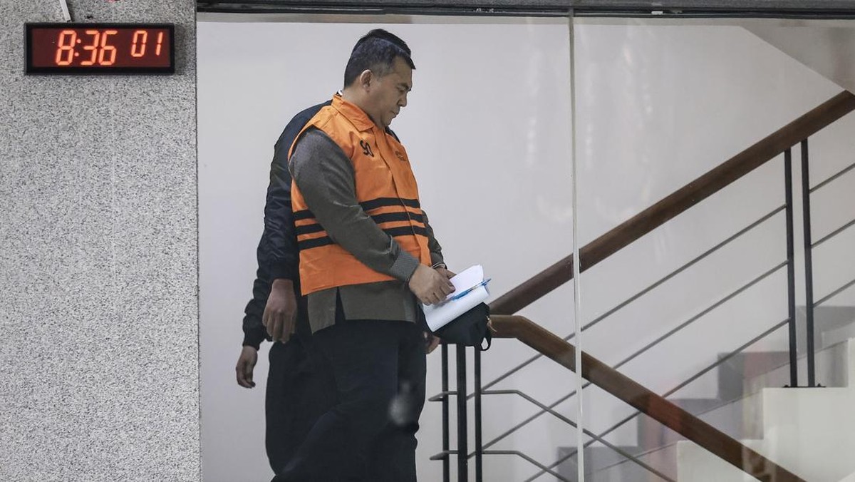 Wakil Menteri Imigrasi dan Pemasyarakatan (Imipas) Silmy Karim berjalan dengan mengenakan rompi tahanan dan tangan terborgol usai menjalani pemeriksaan di Gedung Merah Putih KPK, Jakarta, Kamis (4/6/2026). Setelah memeriksa Silmy selama lebih dari 10