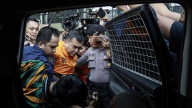 Wakil Menteri Imigrasi dan Pemasyarakatan (Imipas) Silmy Karim (tengah) memasuki mobil tahanan usai menjalani pemeriksaan di Gedung Merah Putih KPK, Jakarta, Kamis (4/6/2026). Setelah memeriksa Silmy selama lebih dari 10 jam, KPK menetapkannya sebaga