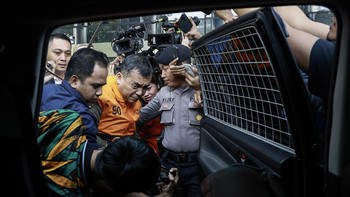 Wakil Menteri Imigrasi dan Pemasyarakatan (Imipas) Silmy Karim (tengah) memasuki mobil tahanan usai menjalani pemeriksaan di Gedung Merah Putih KPK, Jakarta, Kamis (4/6/2026). Setelah memeriksa Silmy selama lebih dari 10 jam, KPK menetapkannya sebaga
