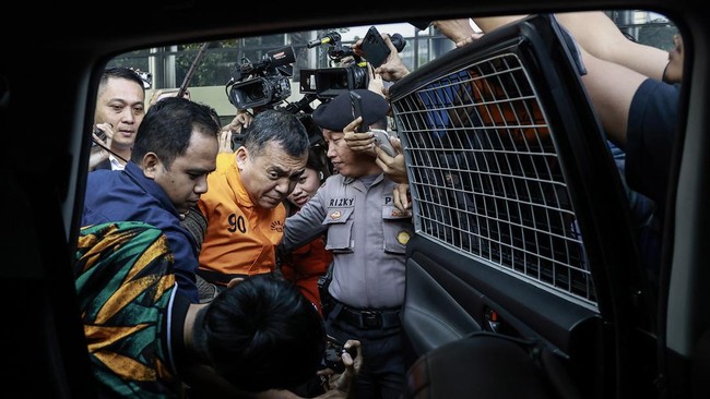 Wakil Menteri Imigrasi dan Pemasyarakatan (Imipas) Silmy Karim (tengah) memasuki mobil tahanan usai menjalani pemeriksaan di Gedung Merah Putih KPK, Jakarta, Kamis (4/6/2026). Setelah memeriksa Silmy selama lebih dari 10 jam, KPK menetapkannya sebaga