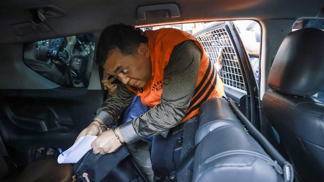 Wakil Menteri Imigrasi dan Pemasyarakatan (Imipas) Silmy Karim memasuki mobil tahanan usai menjalani pemeriksaan di Gedung Merah Putih KPK, Jakarta, Kamis (4/6/2026). Setelah memeriksa Silmy selama lebih dari 10 jam, KPK menetapkannya sebagai tersang