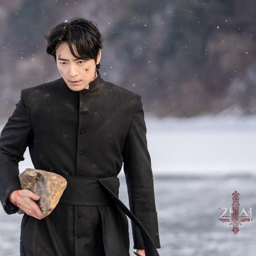 Penampilan Lee Jun Hyuk Jadi Pendeta Eksorsis di Drama Korea Okultisme 'Excitatio'