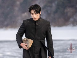 Penampilan Lee Jun Hyuk Jadi Pendeta Eksorsis di Drama Korea Okultisme 'Excitatio'