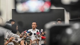 Mensesneg Prasetyo Hadi menjawab pertanyaan wartawan di ruang media, kompleks Istana Kepresidenan, Jakarta, Kamis (4/6/2025). Mensesneg mengatakan bahwa Presiden Prabowo Subianto sudah meneken surat pemberhentian Wamen Imipas Silmy Karim usai terjera