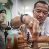 Mensesneg Prasetyo Hadi bermain catur disela berbincang dengan wartawan di ruang media, kompleks Istana Kepresidenan, Jakarta, Kamis (4/6/2025). Mensesneg mengatakan bahwa Presiden Prabowo Subianto sudah meneken surat pemberhentian Wamen Imipas Silmy