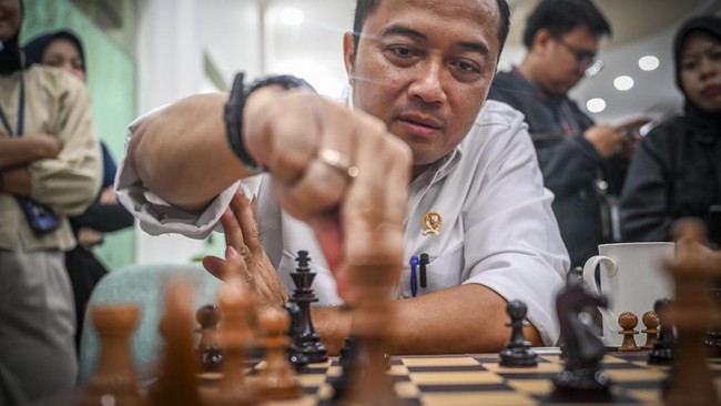 Mensesneg Prasetyo Hadi bermain catur disela berbincang dengan wartawan di ruang media, kompleks Istana Kepresidenan, Jakarta, Kamis (4/6/2025). Mensesneg mengatakan bahwa Presiden Prabowo Subianto sudah meneken surat pemberhentian Wamen Imipas Silmy