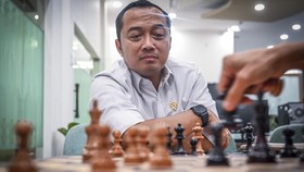 Mensesneg Prasetyo Hadi bermain catur disela berbincang dengan wartawan di ruang media, kompleks Istana Kepresidenan, Jakarta, Kamis (4/6/2025).