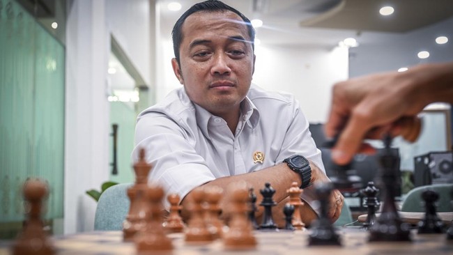 Mensesneg Prasetyo Hadi bermain catur disela berbincang dengan wartawan di ruang media, kompleks Istana Kepresidenan, Jakarta, Kamis (4/6/2025).