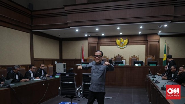 Terdakwa kasus dugaan pemerasan dalam pengurusan sertifikat K3 di Kementerian Ketenagakerjaan Immanuel Ebenezer (tengah) berjalan masuk ke ruangan untuk mengikuti sidang pembacaan putusan di Pengadilan Tipikor, Jakarta, Kamis (4/6/2026). (CNN Indones