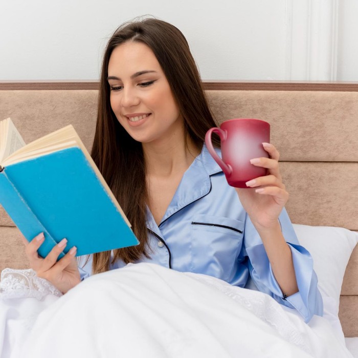Orang ambisius punya kebiasaan membaca buku di pagi hari agar lebih rileks dan semangat/Foto: Freepik/Stockking