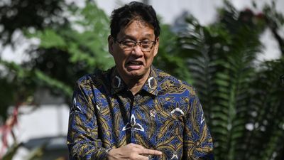 Menkeu Purbaya berjalan usai mengikuti rapat yang dipimpin Presiden Prabowo Subianto di Kompleks Istana Kepresidenan, Jakarta, Kamis (21/5/2026).