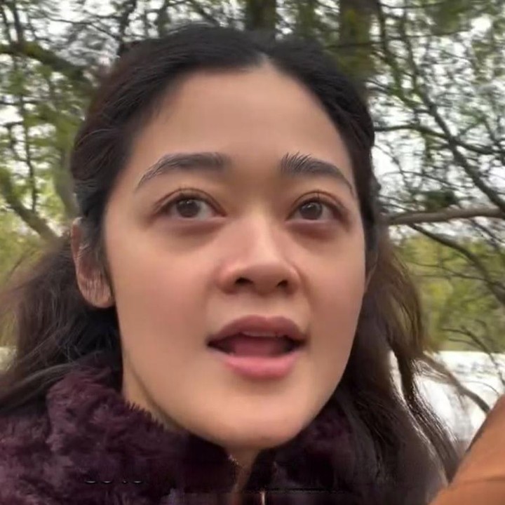 <p>Melalui unggahan di Instagram, adik presenter Gracia Indri ini membagikan momen saat mengunjungi venue pernikahannya yang mengusung konsep <em>outdoor</em>. Dalam video tersebut, Gisela memperlihatkan berbagai sudut yang nantinya akan digunakan untuk prosesi pernikahan hingga resepsi. "Selamat datang di <em>diary</em> persiapan pernikahan kami. Hari ini kami datang ke <em>venue</em> yang sudah kami pesan untuk melihat langsung lokasinya. Ini waktu yang tepat untuk berkunjung karena saljunya sudah tidak ada dan cuacanya juga tidak terlalu dingin lagi," ungkap Gisela melalui Instagram. (Foto: Instagram @giselacindy12)</p>