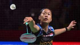 Pebulu tangkis tunggal putri Indonesia Putri Kusuma Wardani mengembalikan kok ke arah lawan tandingnya Sung Shuo Yun dari Taiwan pada babak 32 besar Polytron Indonesia Open 2026 di Istora Senayan, Jakarta, Selasa (2/6/2026). Putri melaju ke babak 16