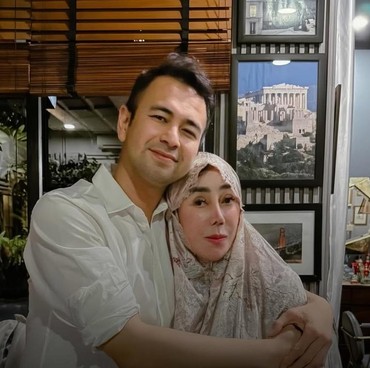 Raffi Ahmad Menangis di Arafah Dengar Doa Titipan Ibunda soal Kematian