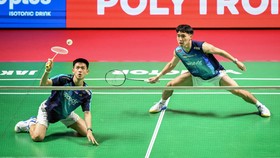 Pebulu tangkis ganda putra Indonesia Raymond Indra (kanan) dan Nikolaus Joaquin (kiri) mengembalikan kok ke arah ganda putra Jepang Kakeru Kumagai dan Hiroki Nishi pada babak 32 besar Polytron Indonesia Open 2026 di Istora Senayan, Jakarta, Rabu (3/6