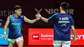 Pebulu tangkis ganda putra Indonesia Raymond Indra (kanan) dan Nikolaus Joaquin (kiri) mengembalikan kok ke arah ganda putra Jepang Kakeru Kumagai dan Hiroki Nishi pada babak 32 besar Polytron Indonesia Open 2026 di Istora Senayan, Jakarta, Rabu (3/6