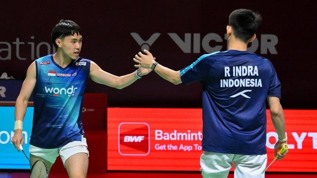Pebulu tangkis ganda putra Indonesia Raymond Indra (kanan) dan Nikolaus Joaquin (kiri) mengembalikan kok ke arah ganda putra Jepang Kakeru Kumagai dan Hiroki Nishi pada babak 32 besar Polytron Indonesia Open 2026 di Istora Senayan, Jakarta, Rabu (3/6
