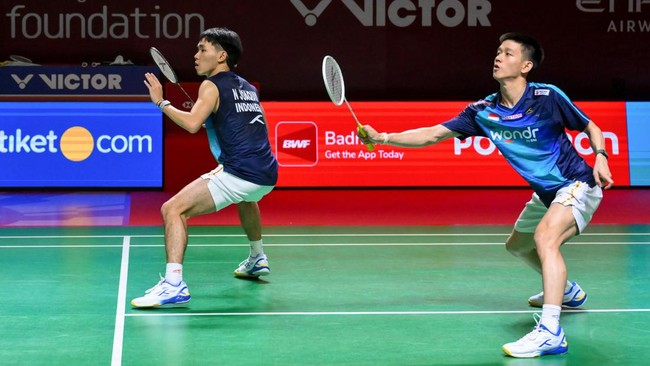 Pebulu tangkis ganda putra Indonesia Raymond Indra (kanan) dan Nikolaus Joaquin (kiri) mengembalikan kok ke arah ganda putra Jepang Kakeru Kumagai dan Hiroki Nishi pada babak 32 besar Polytron Indonesia Open 2026 di Istora Senayan, Jakarta, Rabu (3/6