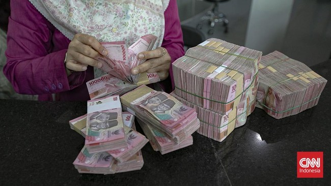Nilai tukar rupiah jebol level psikologis Rp 18.049 per dolar AS pada Kamis (4/6) pagi setelah melemah ke posisi Rp17.966 per dolar AS pada hari sebelumnya. (CNNIndonesia/Adi ibrahim)