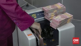 Nilai tukar rupiah jebol level psikologis Rp 18.049 per dolar AS pada Kamis (4/6) pagi setelah melemah ke posisi Rp17.966 per dolar AS pada hari sebelumnya. (CNNIndonesia/Adi ibrahim)