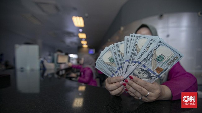 Nilai tukar rupiah jebol level psikologis Rp 18.049 per dolar AS pada Kamis (4/6) pagi setelah melemah ke posisi Rp17.966 per dolar AS pada hari sebelumnya. (CNNIndonesia/Adi ibrahim)